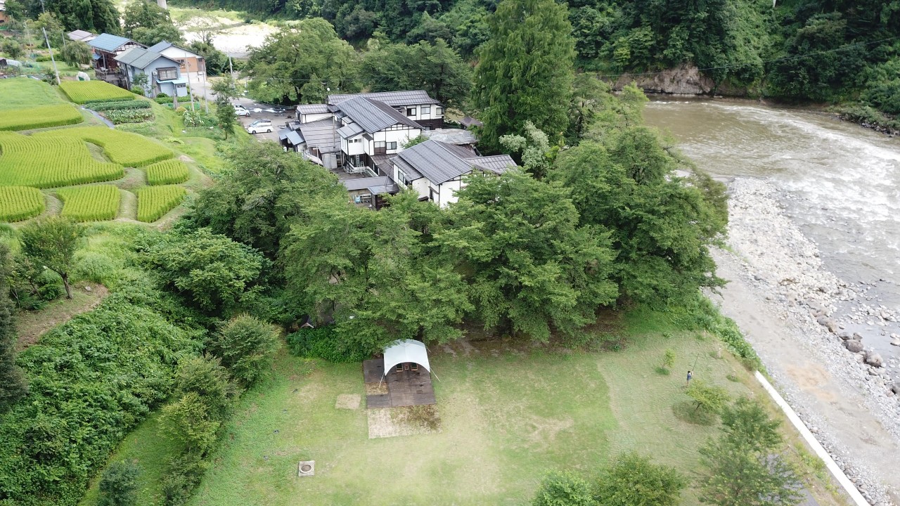 越後田中温泉 しなの荘 裏庭キャンプ場