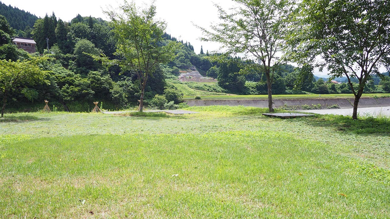 越後田中温泉 しなの荘 裏庭キャンプ場