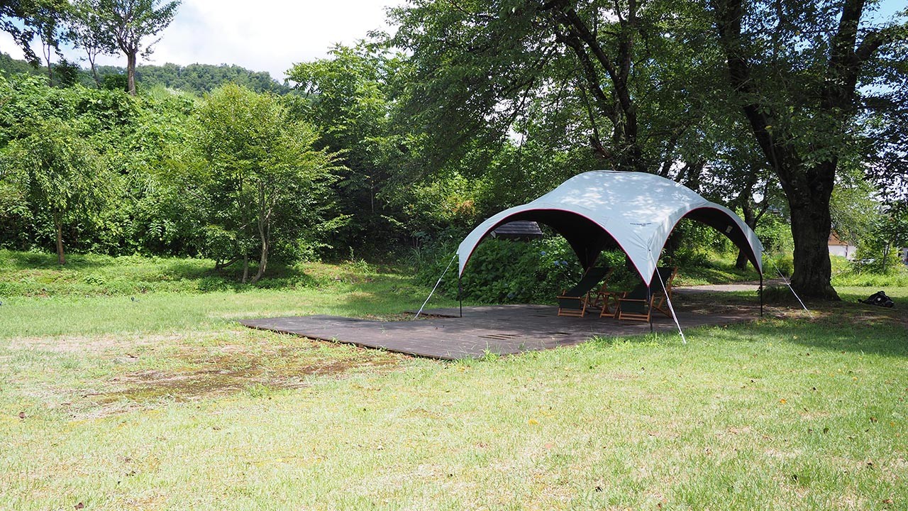 越後田中温泉 しなの荘 裏庭キャンプ場
