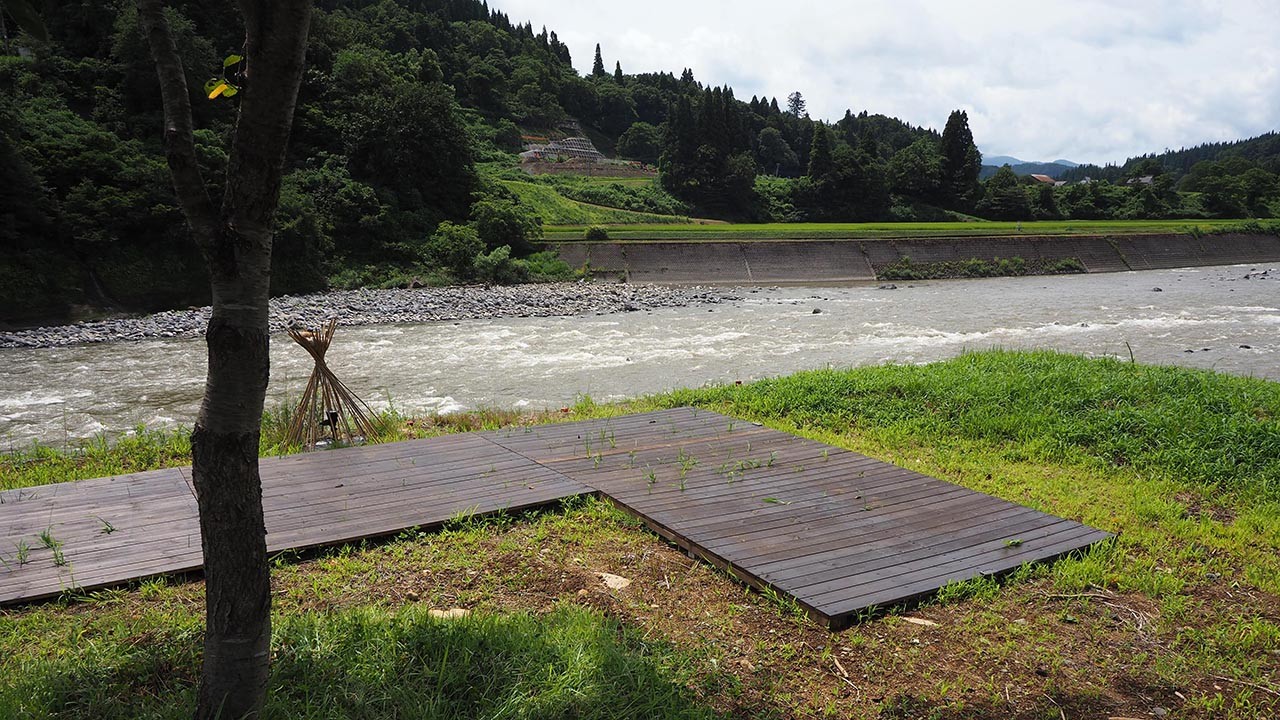 越後田中温泉 しなの荘 裏庭キャンプ場